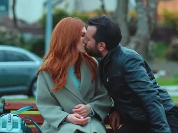 Melih se deja llevar por sus sentimientos y...¡besa a Bahar! Melih se deja llevar por sus sentimientos y...¡besa a Bahar!