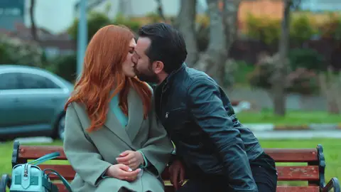 Melih se deja llevar por sus sentimientos y...¡besa a Bahar! Melih se deja llevar por sus sentimientos y...¡besa a Bahar!