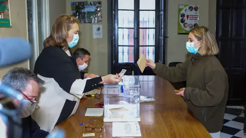 Los vecinos de Villanueva y Don Benito acuden a las urnas para decidir sobre la fusión de sus municipios Los vecinos de Villanueva y Don Benito acuden a las urnas para decidir sobre la fusión de sus municipios