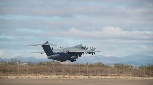 Un avi&oacute;n A-400 del Ej&eacute;rcito del Aire despega este domingo de la base militar de Zaragoza para la repatriaci&oacute;n de los tres supervivientes y los cuerpos de los nueve fallecidos en el naufragio del pesquero Villa de Pitanxo e