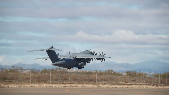 Un avi&oacute;n A-400 del Ej&eacute;rcito del Aire despega este domingo de la base militar de Zaragoza para la repatriaci&oacute;n de los tres supervivientes y los cuerpos de los nueve fallecidos en el naufragio del pesquero Villa de Pitanxo e