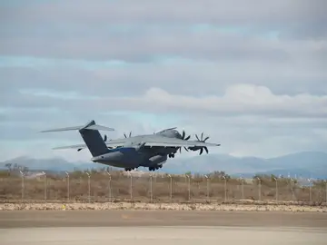 Un avión A-400 del Ejército del Aire despega este domingo de la base militar de Zaragoza para la repatriación de los tres supervivientes y los cuerpos de los nueve fallecidos en el naufragio del pesquero Villa de Pitanxo 