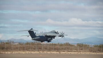 Un avión A-400 del Ejército del Aire despega este domingo de la base militar de Zaragoza para la repatriación de los tres supervivientes y los cuerpos de los nueve fallecidos en el naufragio del pesquero Villa de Pitanxo 