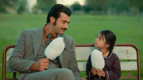 El favor de Demir a Üzüm: “La mujer que cuida a Adnan será nuestro secreto” El favor de Demir a Üzüm: “La mujer que cuida a Adnan será nuestro secreto”