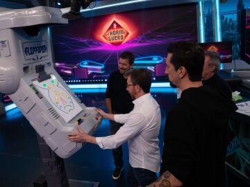 Antonio Banderas flipa con el Flippaper: ¡una máquina que permite crear tu propio pinball!