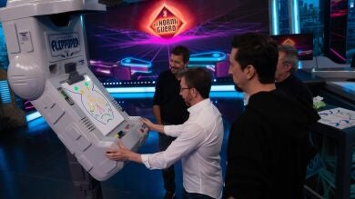 Antonio Banderas alucina con el Flippaper: ¡una máquina que permite crear tu propio pinball!