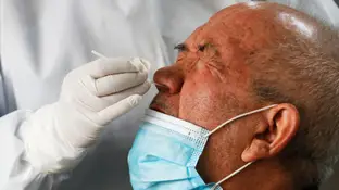 Un hombre se somete a una prueba de COVID-19 Un hombre se somete a una prueba de COVID-19