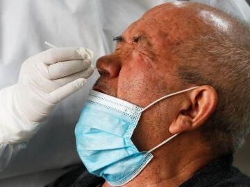 Un hombre se somete a una prueba de COVID-19