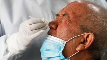 Un hombre se somete a una prueba de COVID-19