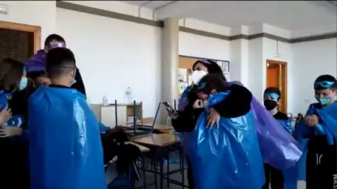 Rocío, de 11 años, en su vuelta al colegio tras superar una leucemia Rocío, de 11 años, en su vuelta al colegio tras superar una leucemia