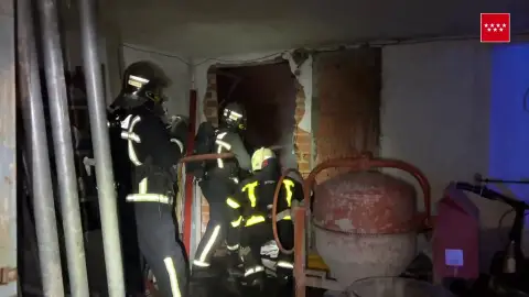 Las imágenes del incendio en una gran nave industrial en Humanes (Madrid) Las imágenes del incendio en una gran nave industrial en Humanes (Madrid)