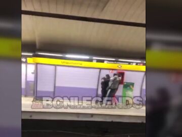 El vídeo de la brutal pelea en el metro de Barcelona