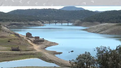 Emerge la antigua estación de ferrocarril por la sequía Emerge la antigua estación de ferrocarril por la sequía