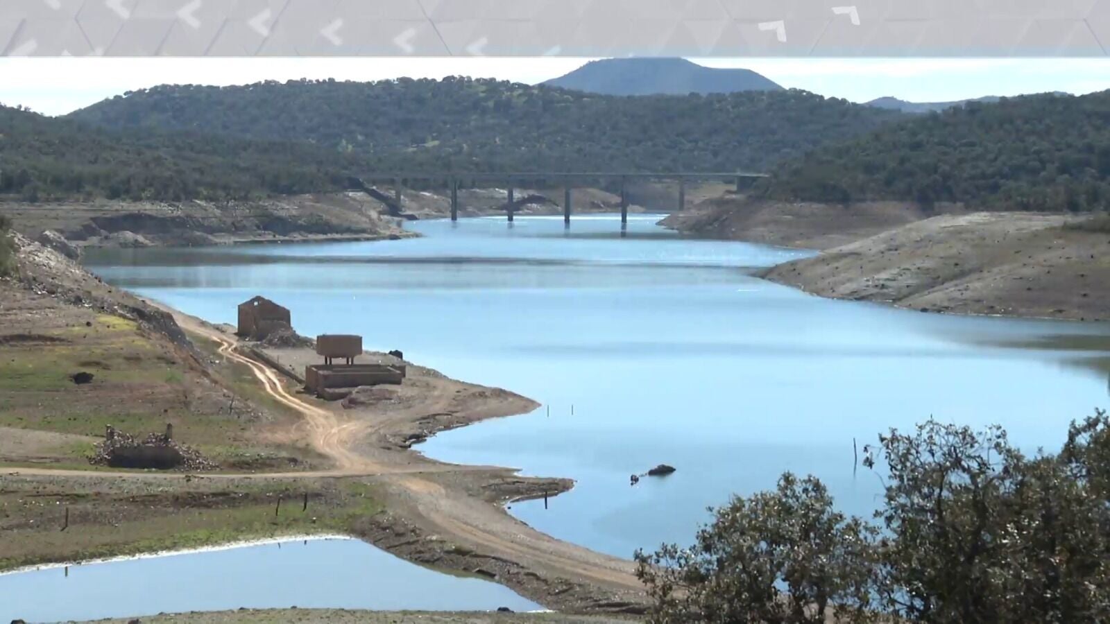La falta de agua en el embalse de Zufre, Huelva, deja al descubierto la antigua estación de ferrocarril