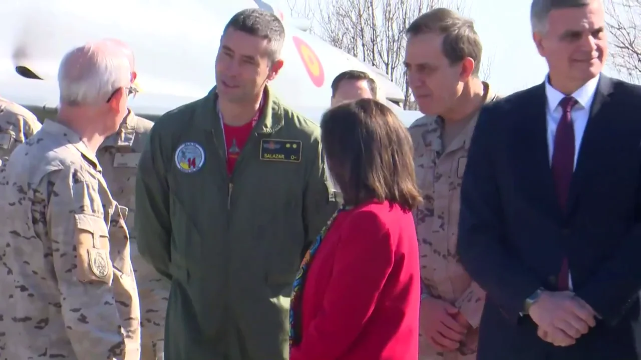 Margarita Robles vive en directo una alerta de los pilotos espa&ntilde;oles en plena visita a Bulgaria