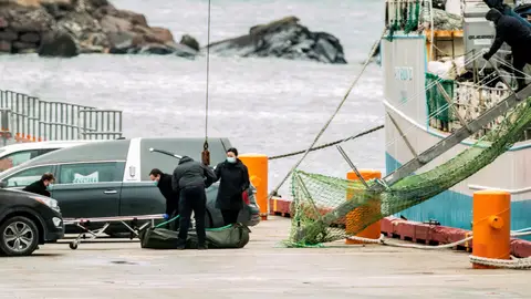 El cuerpo de uno de los tripulantes fallecidos del Villa de Pitanxo El cuerpo de uno de los tripulantes fallecidos del Villa de Pitanxo