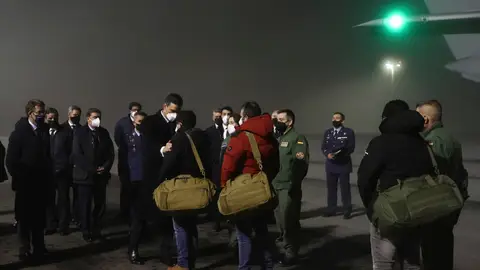 Pedro Sánchez recibe a los supervivientes del naufragio Pedro Sánchez recibe a los supervivientes del naufragio