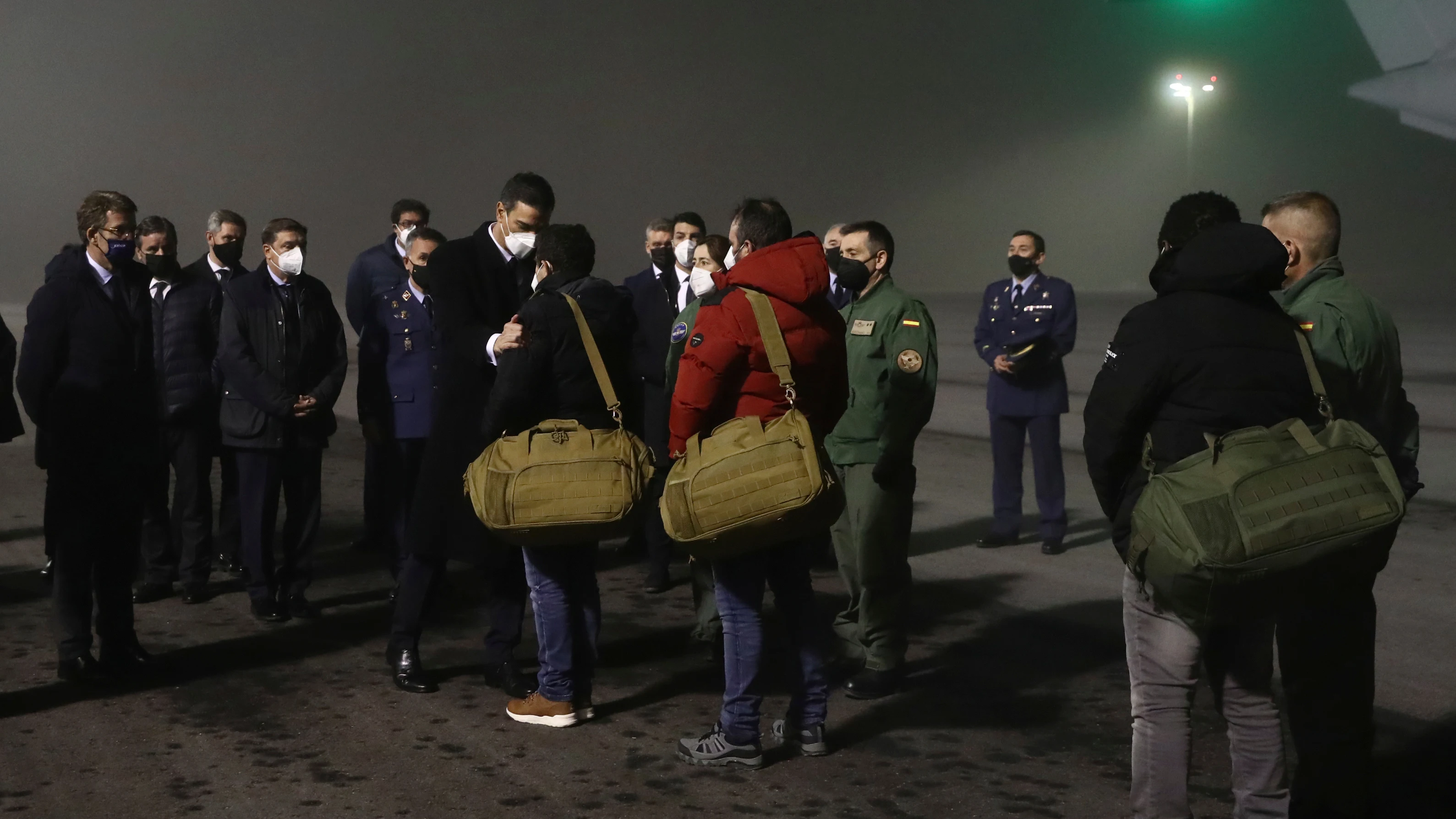 Pedro S&aacute;nchez recibe a los supervivientes del naufragio