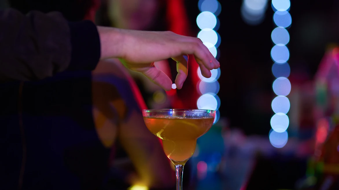 Bebida en una discoteca Bebida en una discoteca