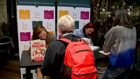 Lola Vendetta transforma en dibujos la guía del feminismo de Letizia Dolera, 'Morder la manzana' Lola Vendetta transforma en dibujos la guía del feminismo de Letizia Dolera, 'Morder la manzana'