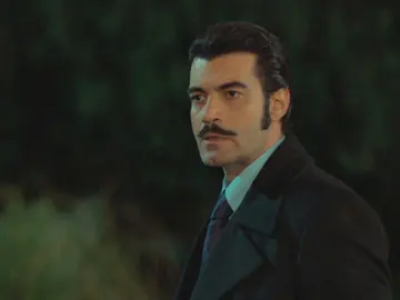 Hünkar destruye la cinta de vídeo delante de Demir: “Jamás conseguirás borrarla de mi mente” Hünkar destruye la cinta de vídeo delante de Demir: “Jamás conseguirás borrarla de mi mente”