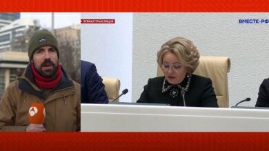 Mujeres y niños escapan de un posible conflicto Rusia- Ucrania montados en convoyes hacia Donetsk