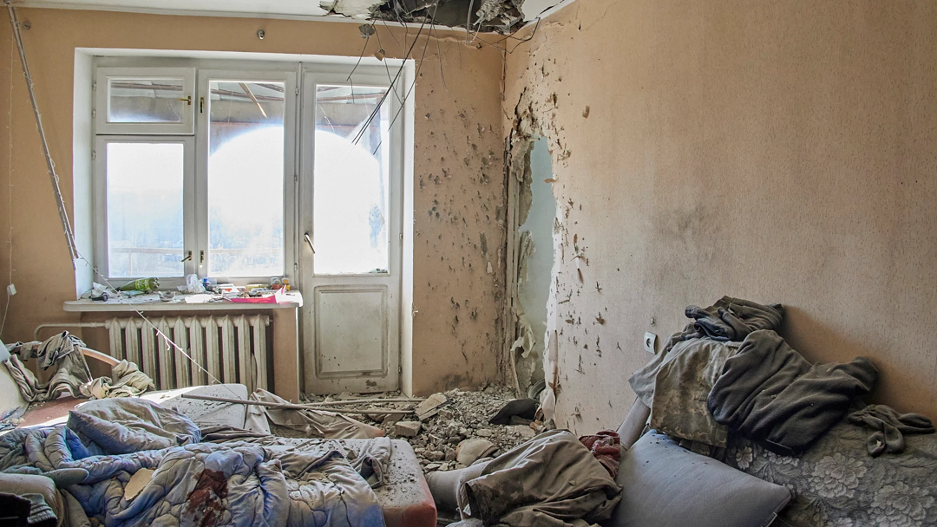 Una casa destrozada por las bombas