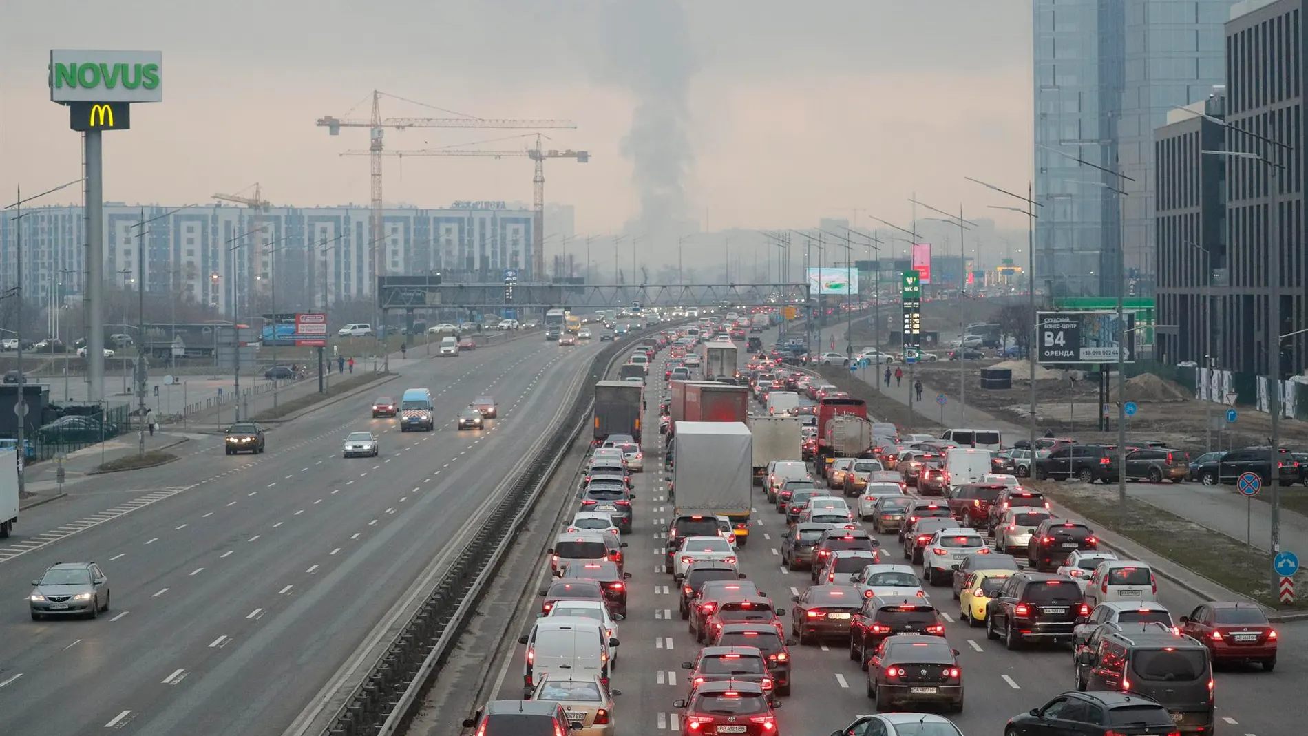 Carreteras colapsadas para salir de Kiev, capital de Ucrania
