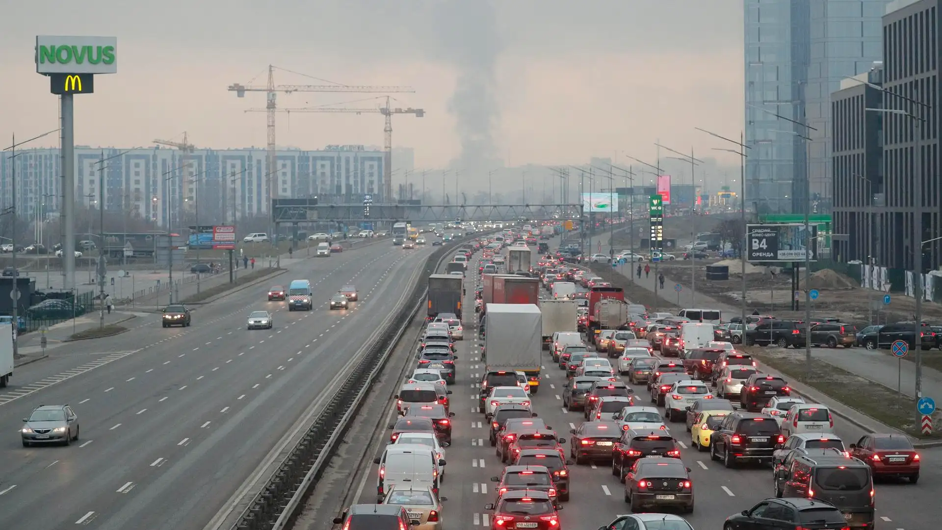 Carreteras colapsadas para salir de Kiev, capital de Ucrania Carreteras colapsadas para salir de Kiev, capital de Ucrania
