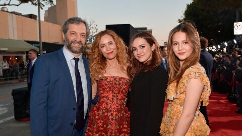 El director Judd Apatow con su mujer Leslie Mann y sus hijas Maude e Iris Apatow