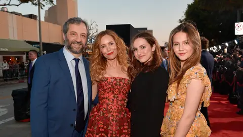 El director Judd Apatow con su mujer Leslie Mann y sus hijas Maude e Iris Apatow El director Judd Apatow con su mujer Leslie Mann y sus hijas Maude e Iris Apatow