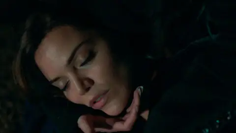 Züleyha cae abatida: Müjgan cumple su objetivo Züleyha cae abatida: Müjgan cumple su objetivo