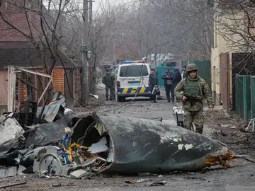 Restos de un avión ruso derribado por baterías antiaéreas ucranianas
