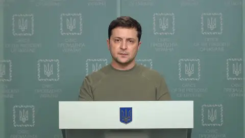 Volodímir Zelenski: "Soy el primer objetivo de Rusia y mi familia el segundo, pero no me voy a ir de Kiev" Volodímir Zelenski: "Soy el primer objetivo de Rusia y mi familia el segundo, pero no me voy a ir de Kiev"