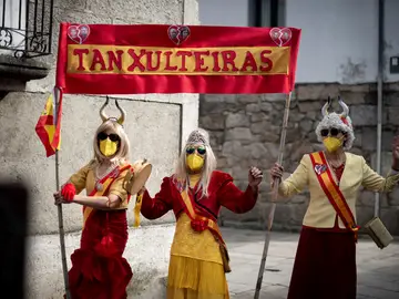 Varias mujeres disfrazadas recorren las calles de la localidad orensana de Xinzo de Limia
