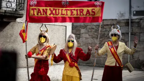 Varias mujeres disfrazadas recorren las calles de la localidad orensana de Xinzo de Limia Varias mujeres disfrazadas recorren las calles de la localidad orensana de Xinzo de Limia