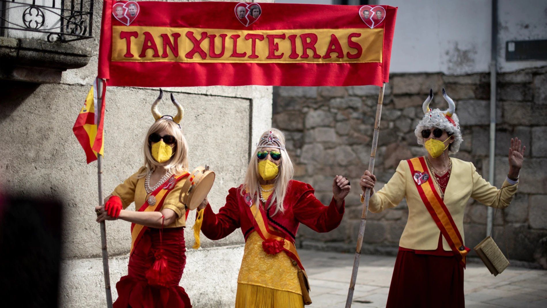 Varias mujeres disfrazadas recorren las calles de la localidad orensana de Xinzo de Limia