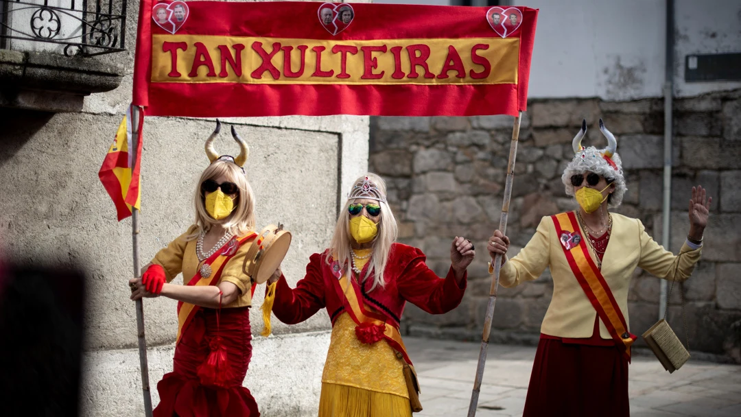 Varias mujeres disfrazadas recorren las calles de la localidad orensana de Xinzo de Limia