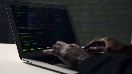 Hacker con un ordenador
