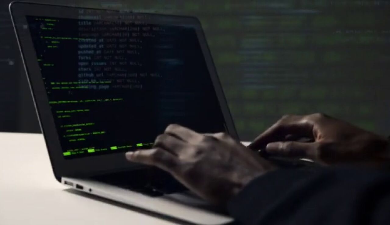 Hacker con un ordenador