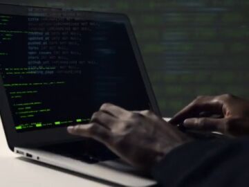 Hacker con un ordenador