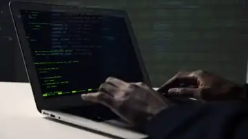 Hacker con un ordenador
