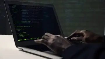 Hacker con un ordenador Hacker con un ordenador