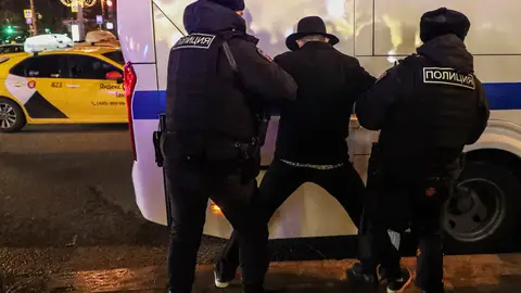 Un ciudadano ruso detenido durante las manifestaciones contra la guerra Un ciudadano ruso detenido durante las manifestaciones contra la guerra