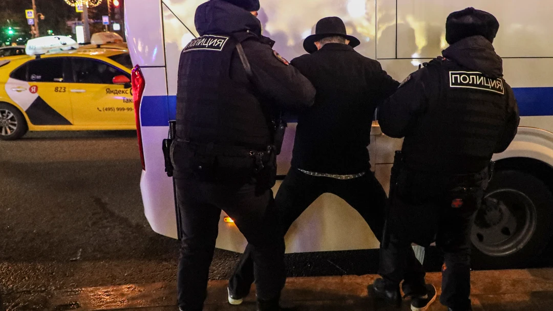 Un ciudadano ruso detenido durante las manifestaciones contra la guerra Un ciudadano ruso detenido durante las manifestaciones contra la guerra