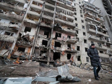 Un edificio bombardeado por el ejército ruso
