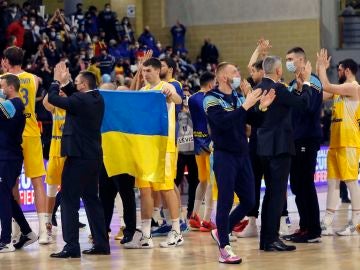 La conmovedora y emocionante despedida de la afición cordobesa a la selección ucraniana de baloncesto