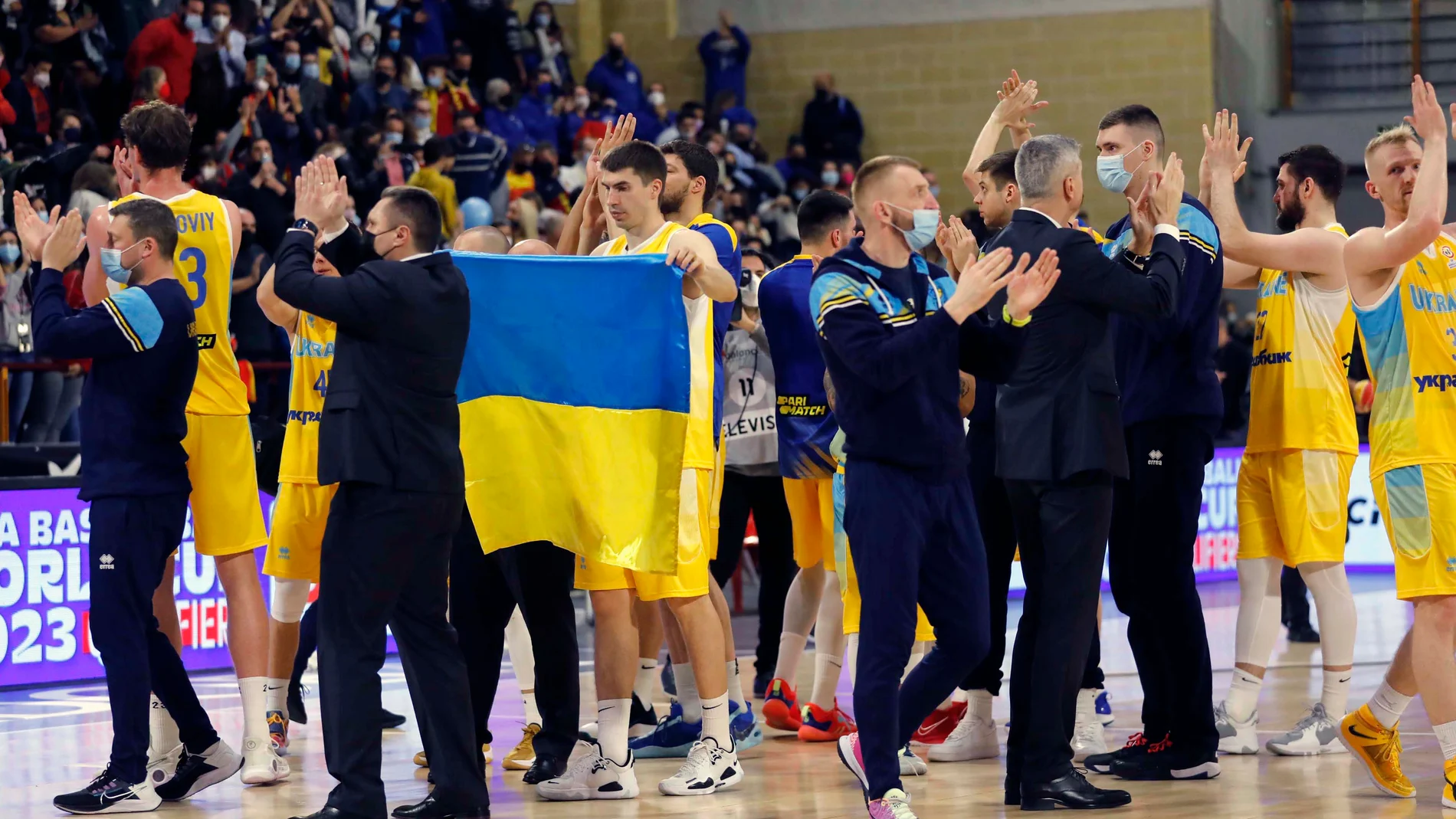 La conmovedora y emocionante despedida de la afición cordobesa a la selección ucraniana de baloncesto