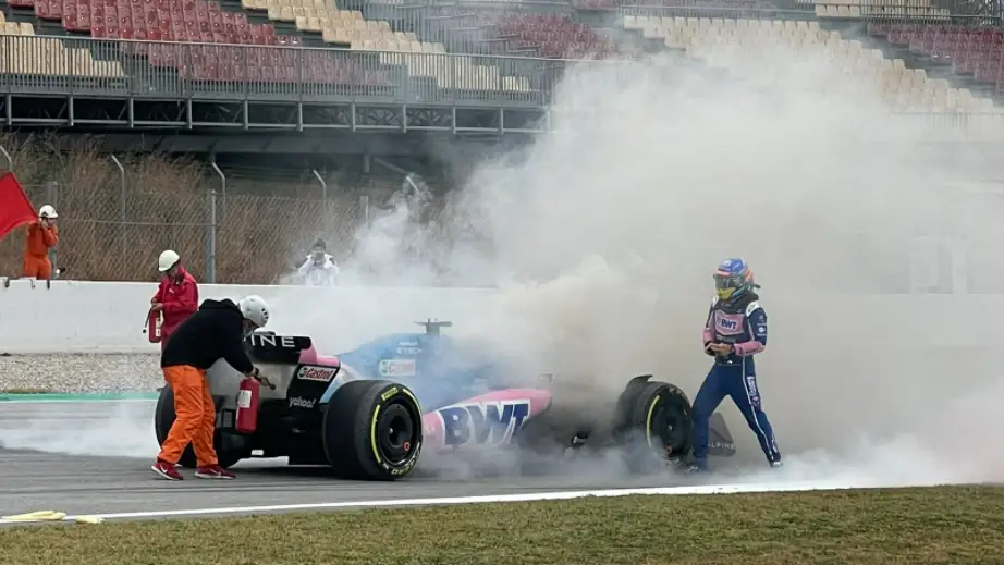 Problemas para Alonso: su Alpine echa humo 