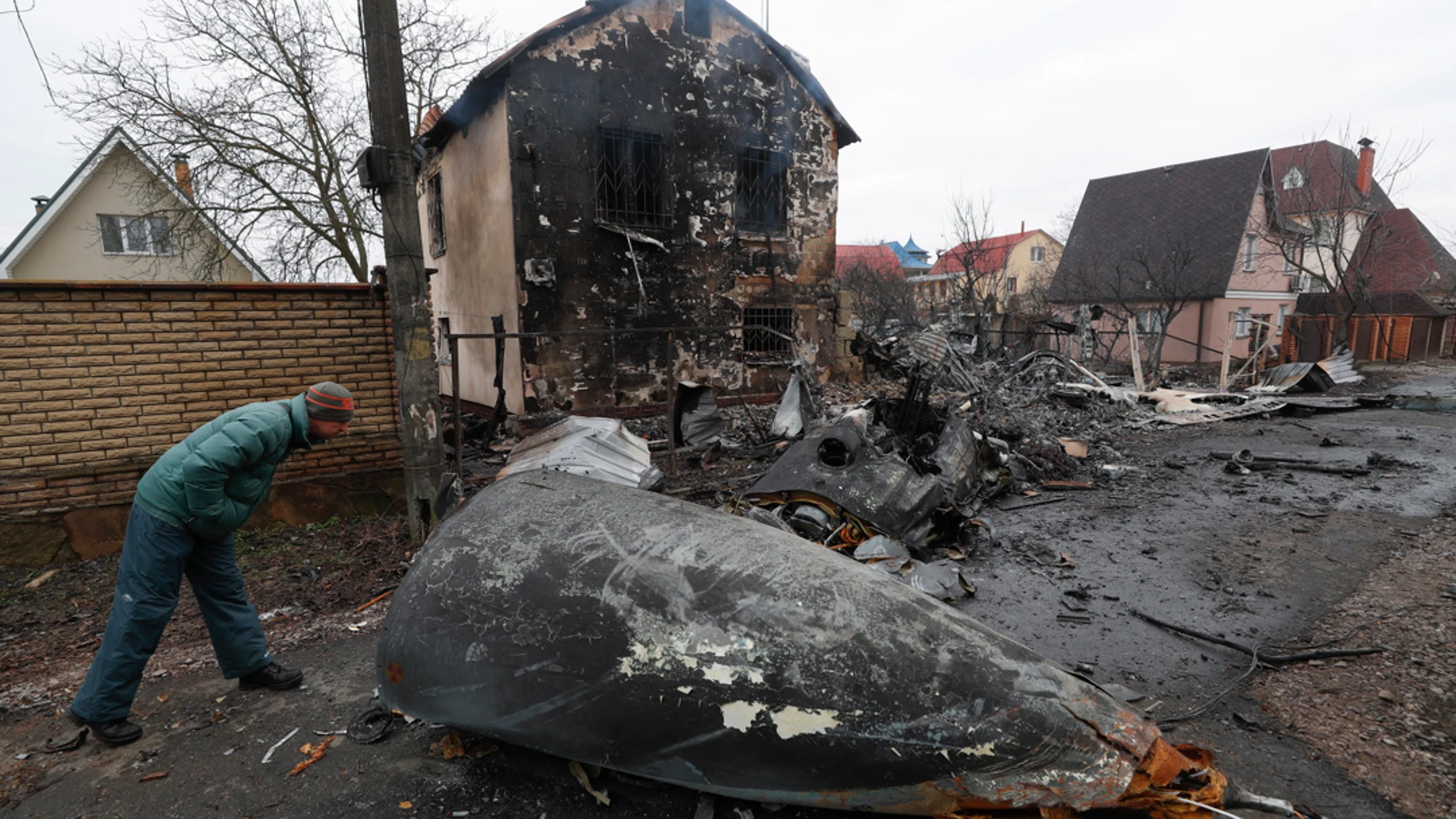 Un vecino de Kiev observa los restos de un avión derribado por el ejército ucraniano